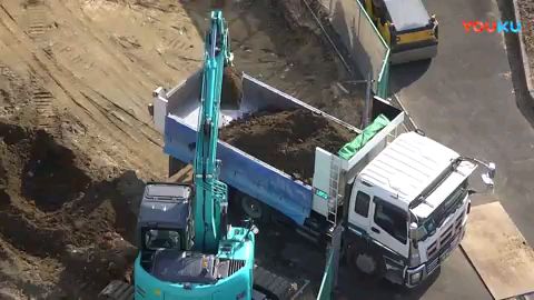 神钢挖掘机给五十铃装车